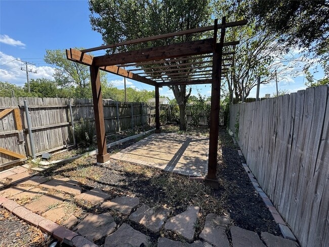 Building Photo - 2700 Clemson Cir