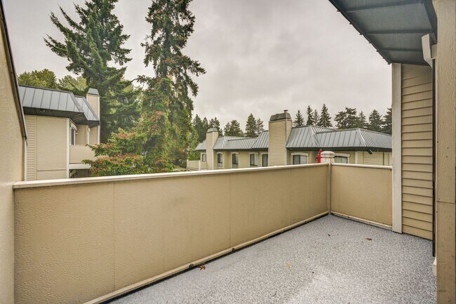 Building Photo - Cozy Condo, Smack-dab in the Middle of Bellevue