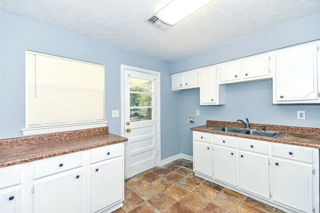 Building Photo - 928 Grenada Dr