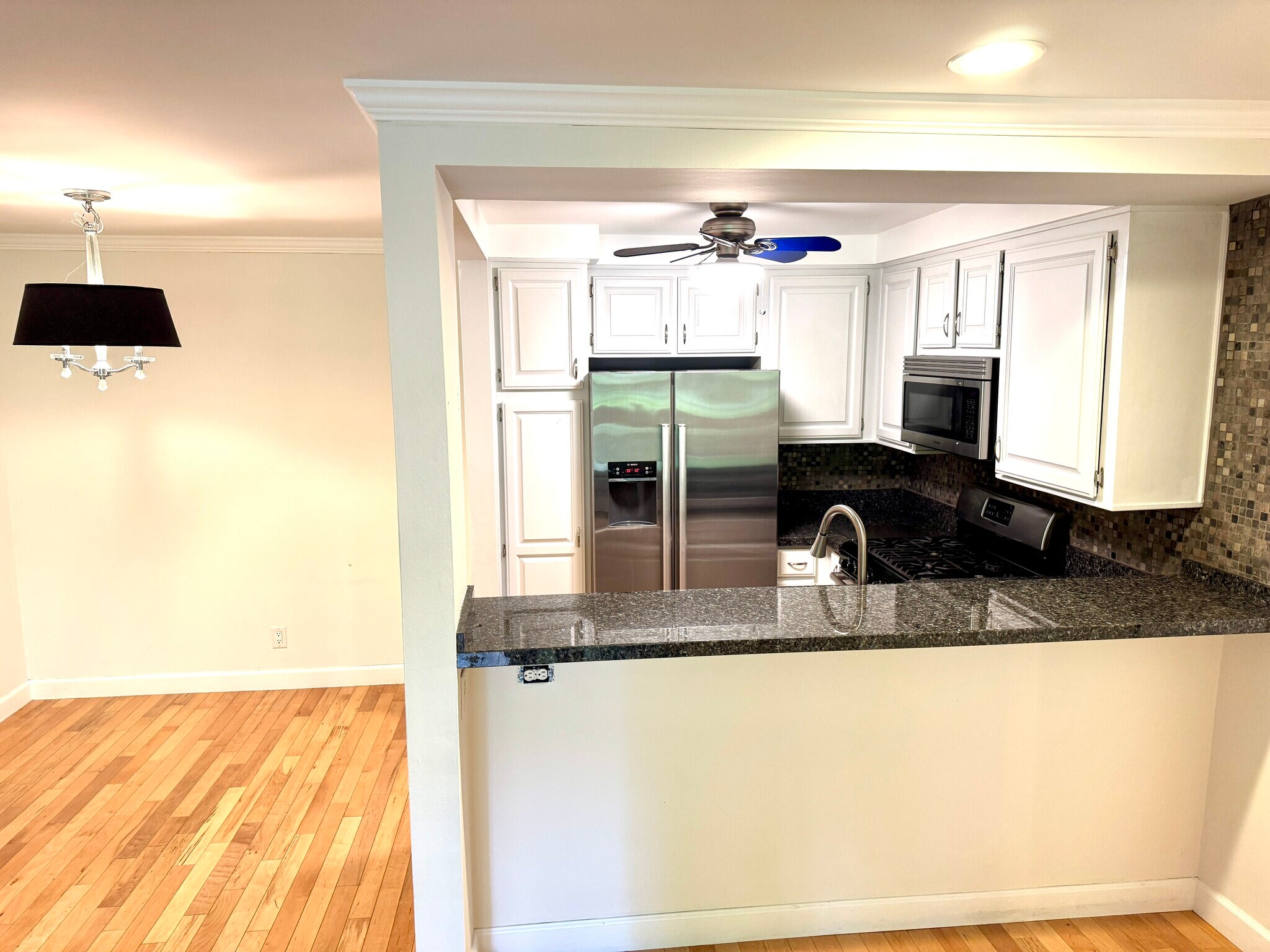 Building Photo - 950 N Kings Rd