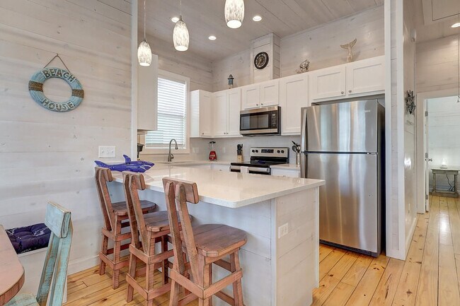 Building Photo - 527 Sand Burr Ln