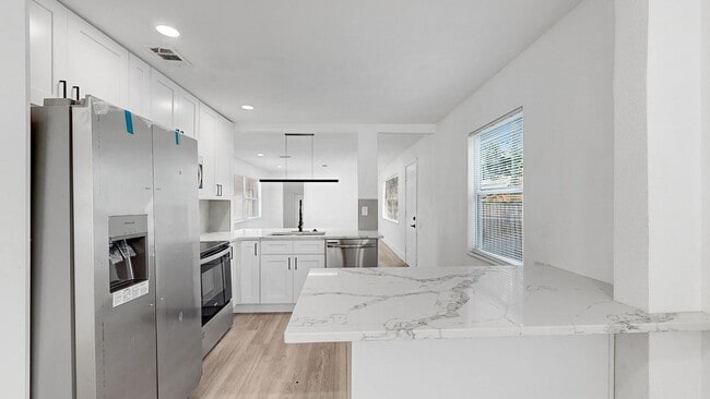 Building Photo - 4 Bedroom / 2 Bath House