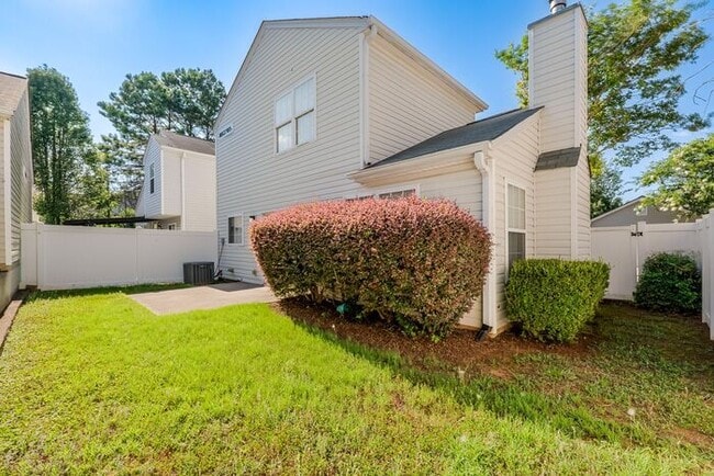 Building Photo - 641 W Oaks Dr