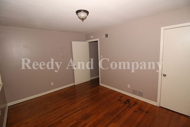 Building Photo - 848 Biggs St