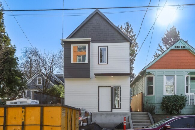 Building Photo - 602-614 NE Russell St