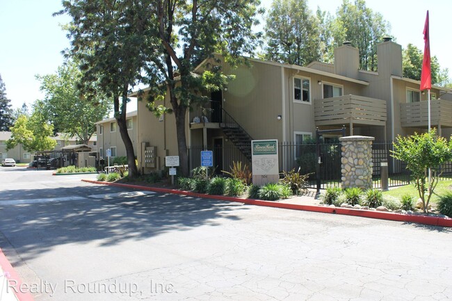 Building Photo - 2 br, 1 bath House - 504 Northbank Ct #88