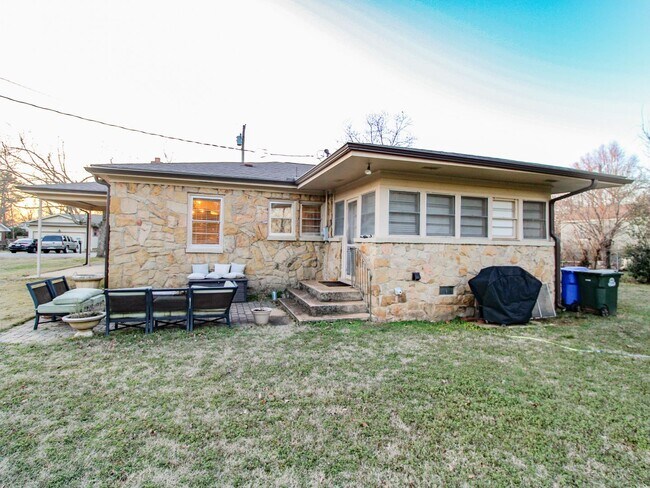 Building Photo - Lawn Care included! Downtown Athens! Walk to Athens State University!