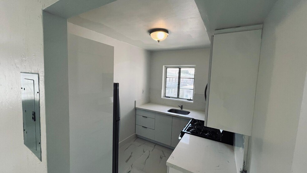 Building Photo - 7821 Byron Ave