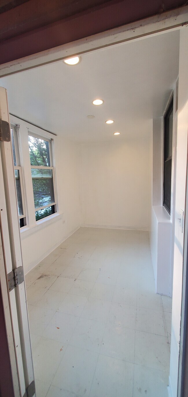 Unheated Porch - 6442 N Glenwood Ave