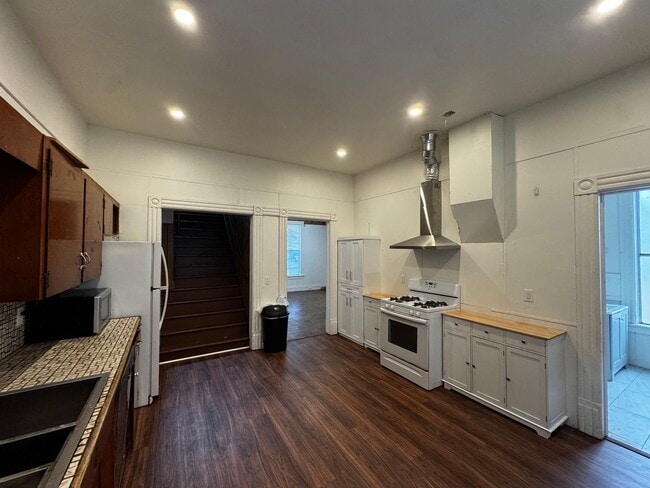 Building Photo - 910 8th St