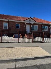 Building Photo - TRI PLEX in midtown..1 bedroom 1 bath with...