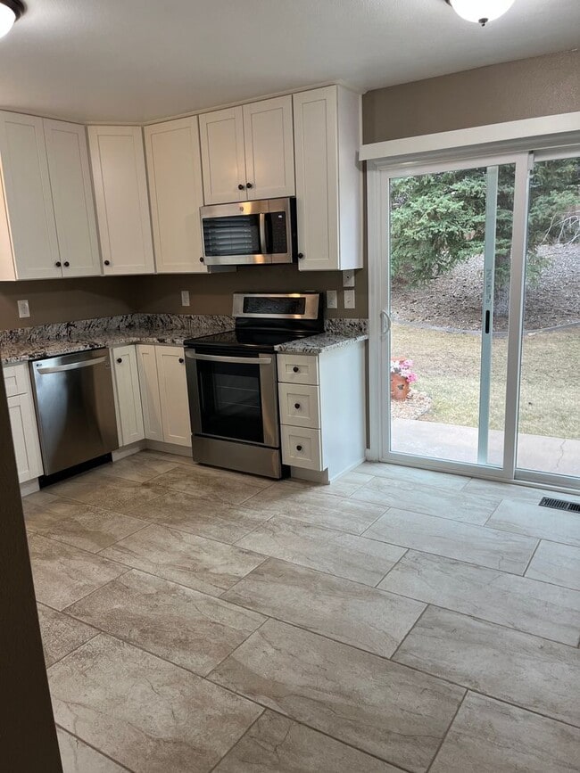 Building Photo - Beautifully Updated single-level duplex in...
