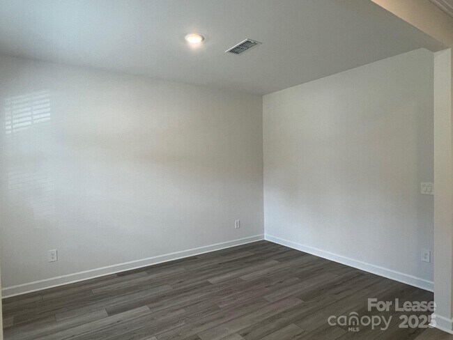 Building Photo - 2141 Sunflower Cir