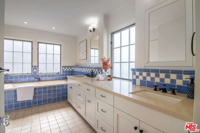 Building Photo - 131 S Martel Ave