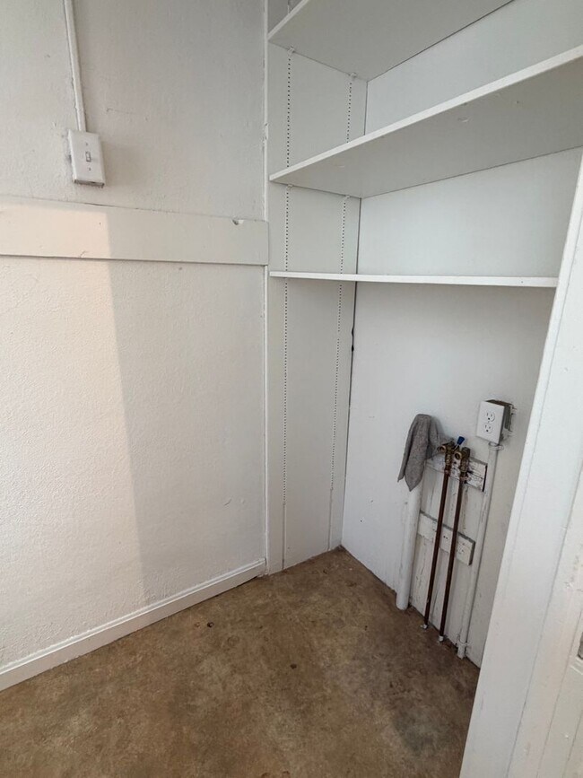 Building Photo - Newly Updated 2 Bedroom House with off street parking!