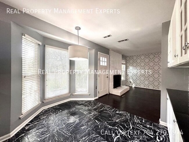 Building Photo - 8509 Golf Ridge Dr