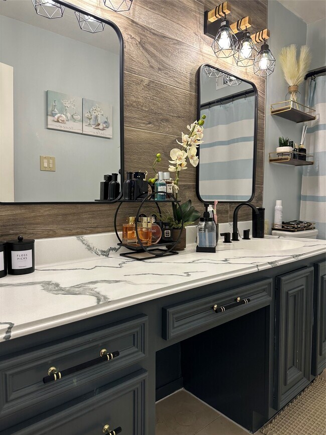 Building Photo - 351 N Post Oak Ln