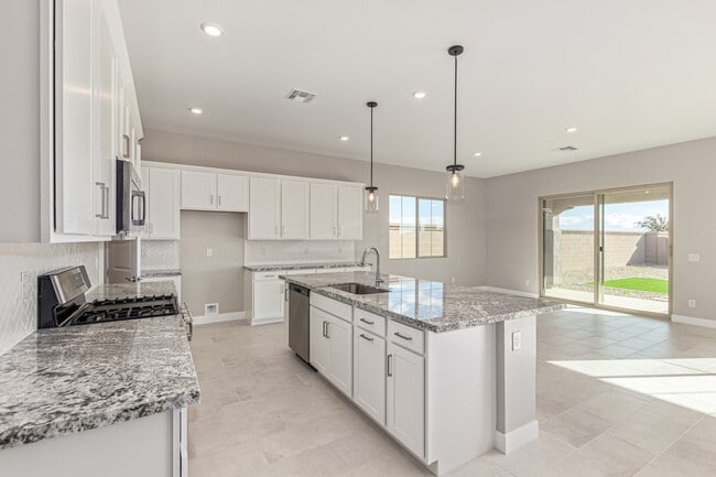 Building Photo - 713 W Longwood Dr