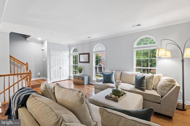 Building Photo - 2456 Eastbourne Dr