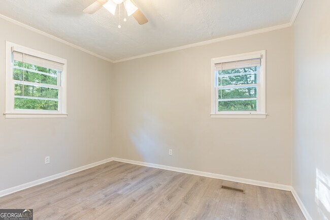 Building Photo - 2290 Pinetree Ln NE