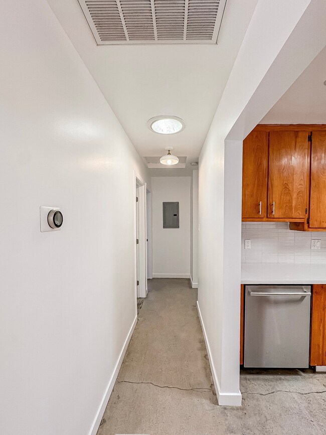 Building Photo - 3809 Floral Dr