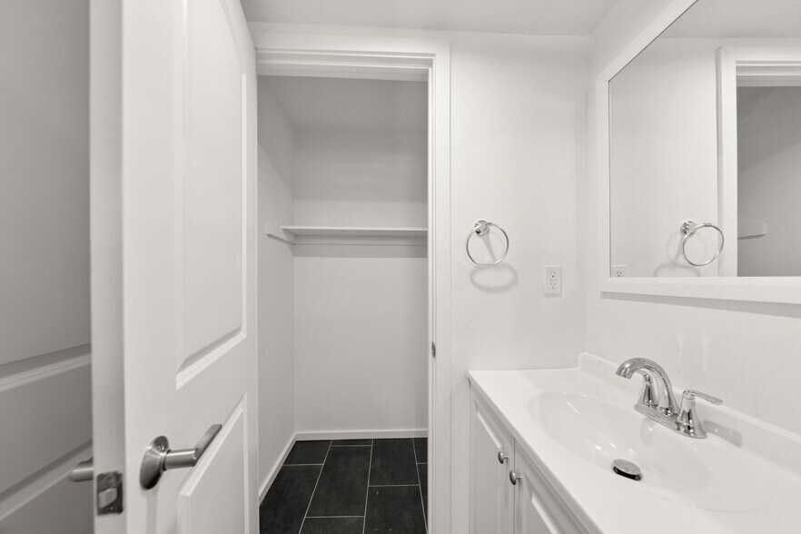 Building Photo - 4700 S Gramercy Pl