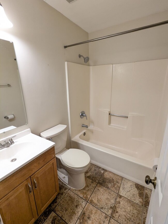 Building Photo - Beautifully maintained townhouse in Freder...