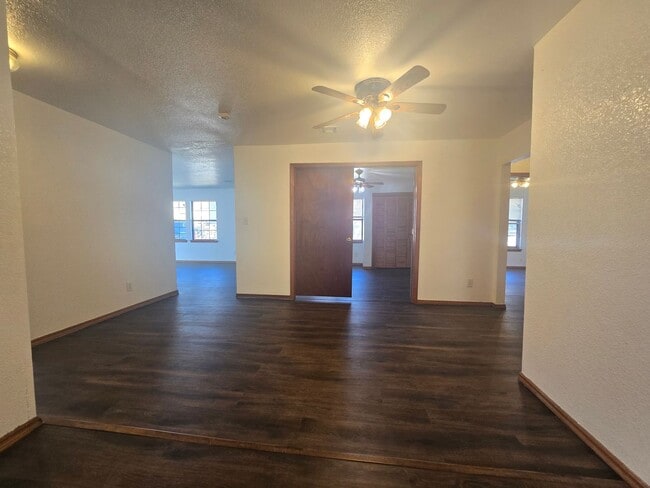Building Photo - 4 Bed 2 Bath at Shawnee