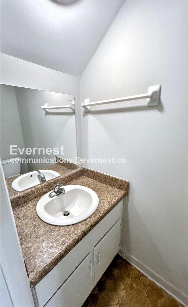 Building Photo - 1512 11th Ave N