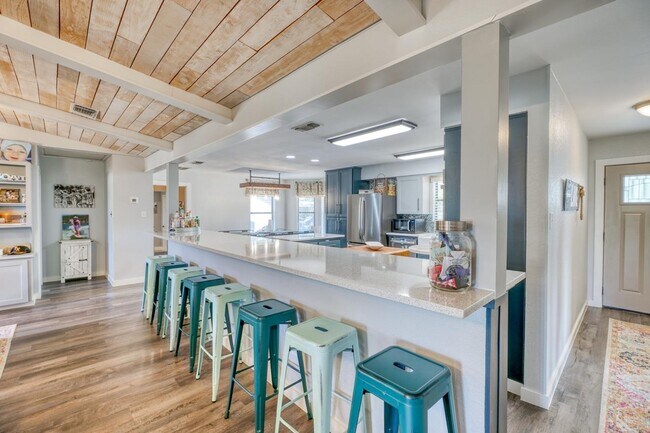 Building Photo - 724 S Chaparral