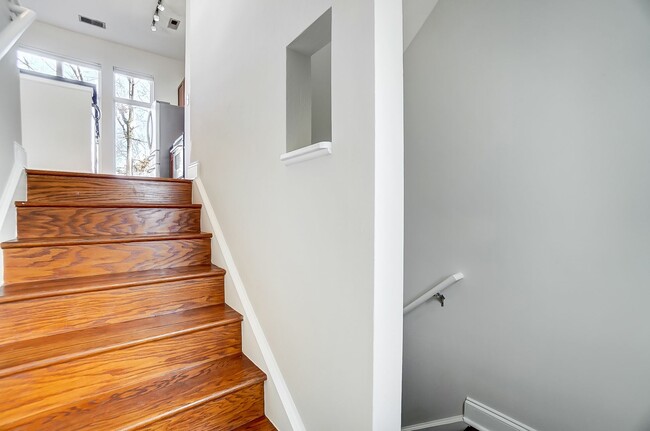 Building Photo - Beautiful Townhome in First Ward!