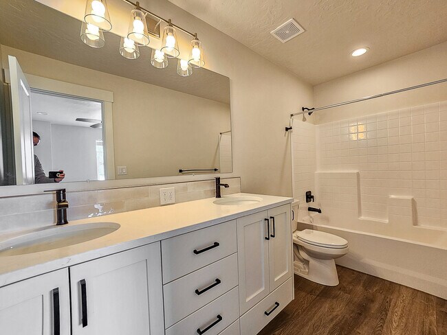 Building Photo - 203 Elm St