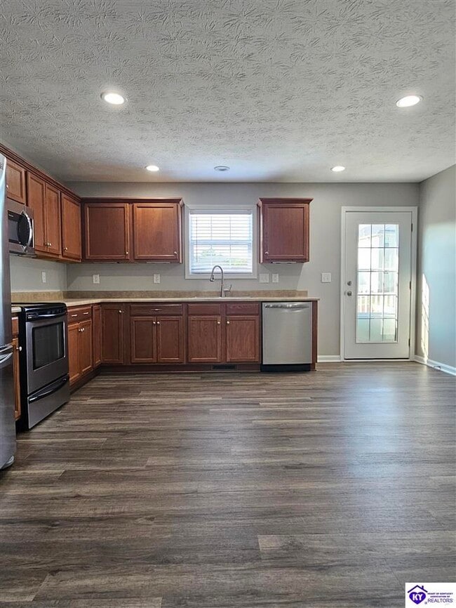 Building Photo - 118 Twin Lakes Dr