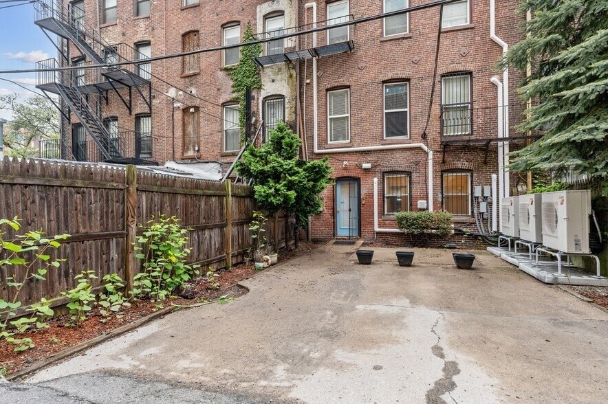 Building Photo - 85 E Brookline St