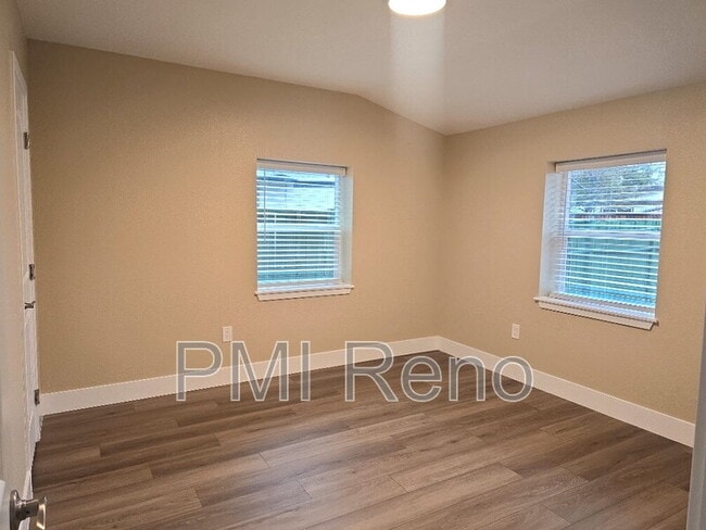 Building Photo - 450 Tracy Ln