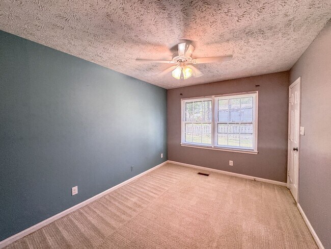 Building Photo - Charming 3 Bed 2.5 Bath Fayetteville Home