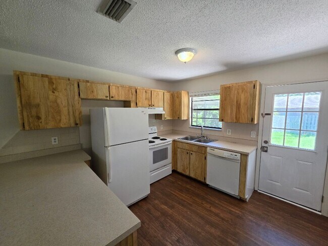 Building Photo - 2 Bedroom 2 Bathroom Edgewater Home