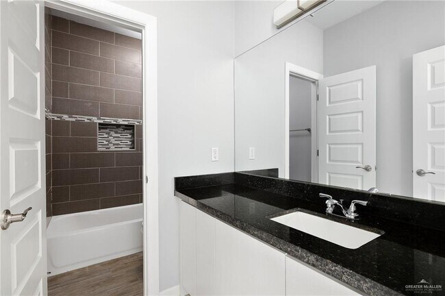 Building Photo - 13 Valeria St