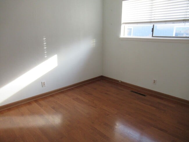Building Photo - 3 bedroom home with detached 2 car Garage