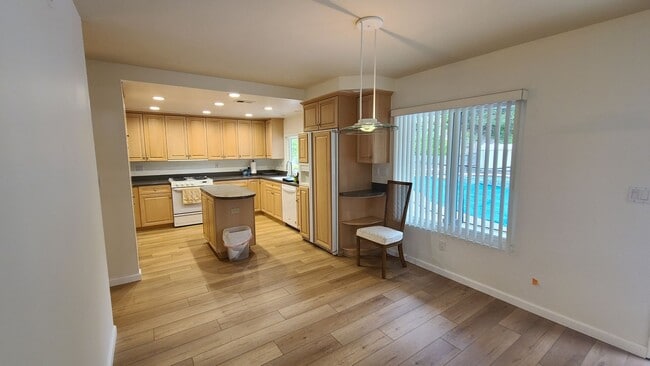 Building Photo - Amazing 4 Bedroom Home with Pool across from Cowls Mt