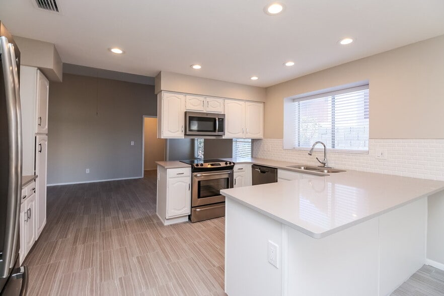 Building Photo - 8014 W Aster Dr