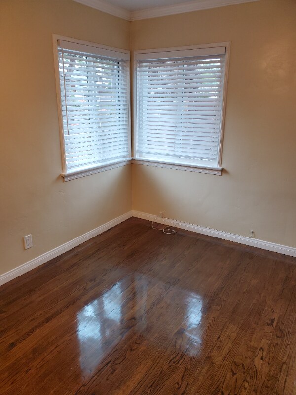 Building Photo - 421 N Ditmar St