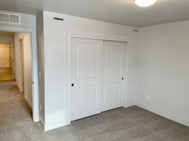 Building Photo - "Spacious 4-Bedroom Home on East Caldera Street with 2.5 Baths and 2,498 Sq Ft of Comfort in Meri...