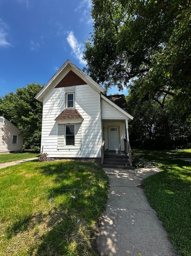 Building Photo - FREE JULY RENT!!! 4-bedroom, 2-bath home in Beloit