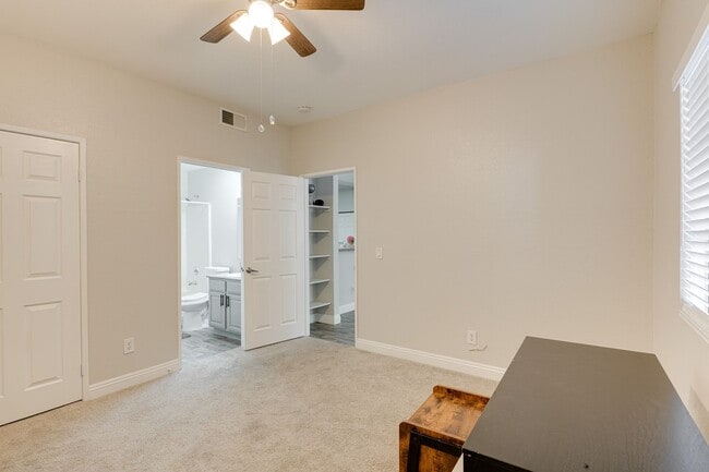 Building Photo - FURNISHED OR UNFURNISHED 2 BED 2 BATH NEAR...