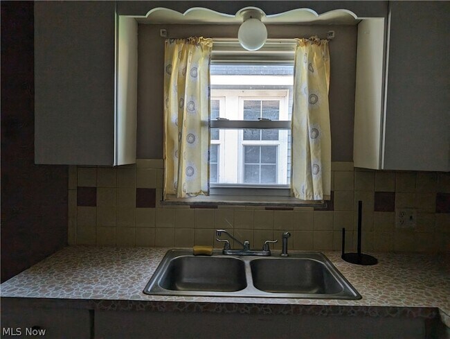 Building Photo - 990 Bellevue Ave