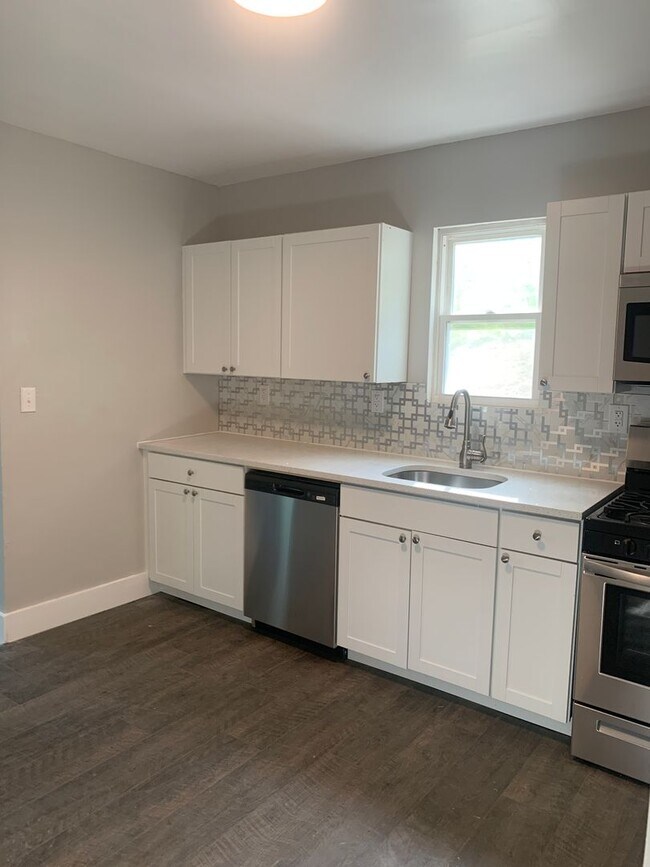 Building Photo - 3 bedroom 2 bath
