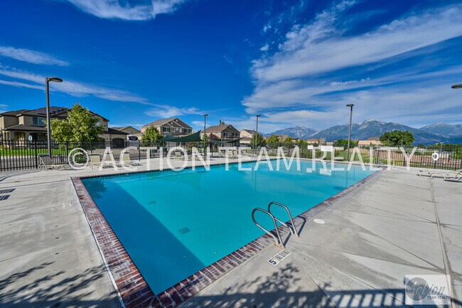 Building Photo - Mid-Row Townhome in Riverton