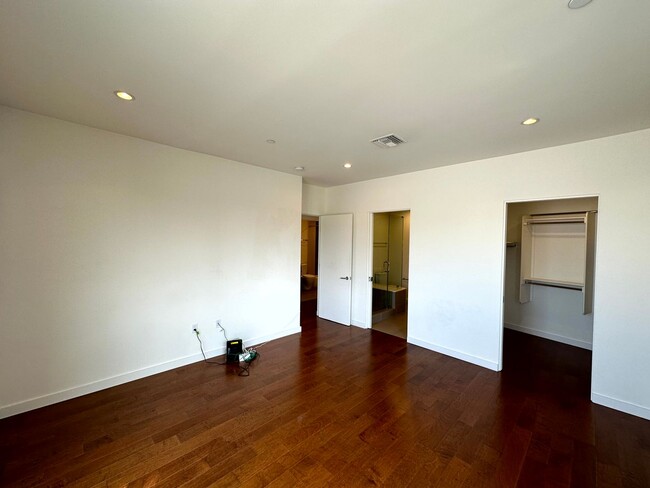 Building Photo - Fantastic 4 story Townhome - 3 bed - 3.5 b...