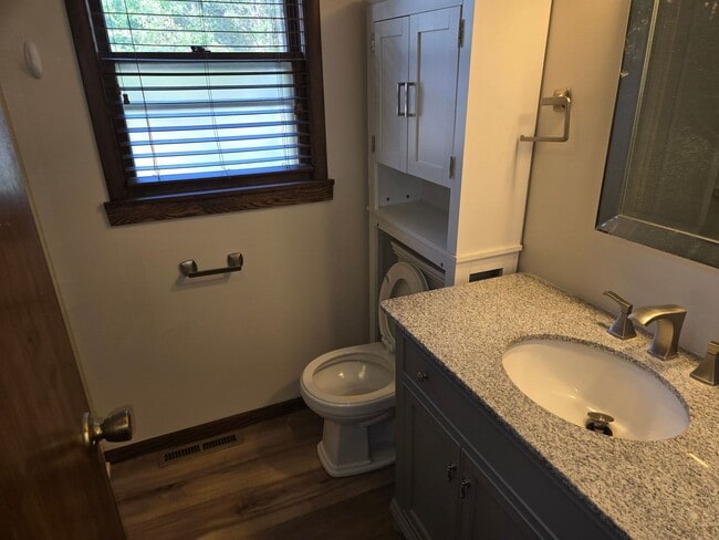 Building Photo - 3 bedroom in downtown Lake Geneva